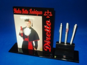 Quadro de Mesa Formando com porta cart�o e canetas